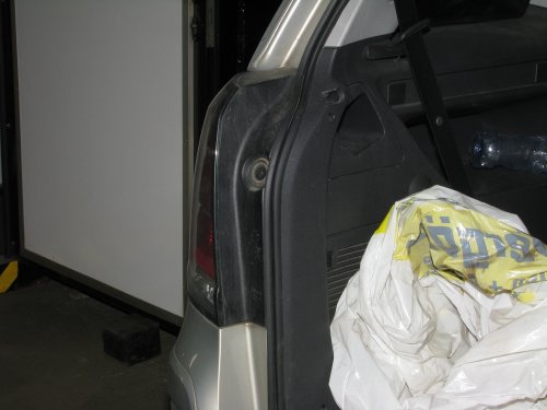 Es geht doch: Eine Aufnahme für die Gepäckraumabdeckung hinter den Sitzen sechs und sieben. 