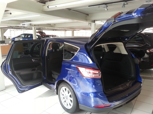 Ford S-MAX MK2 mit offenen Hintertür und Kofferraumklappe. 