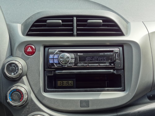 Original Honda Umbausatz für Standard-DIN-Radios mit eingebautem Alpine-Radio. 