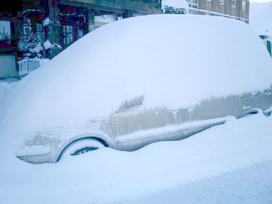 Verschneiter Lancia Phedra im Winterurlaub in Österreich. 