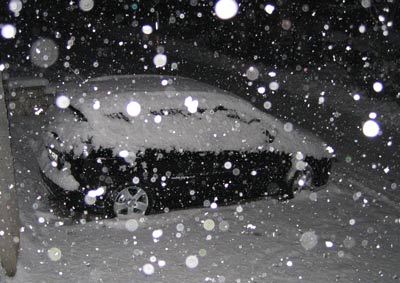 Mazda5 von Schnee eingedeckt. 