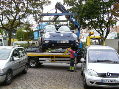 Ein VW New Beetle wird abgeschleppt, Bild 3. 