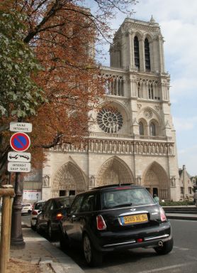 Mini im Halteverbot vor Notre Dame. 