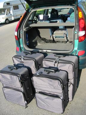 Die Herausforderung … Das Kofferset von Aldi vor dem Nissan Almera Tino.
