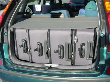 Koffer im Auto mit geschlossener Abdeckung.