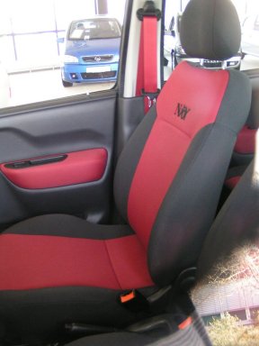 Blick auf die farbigen Sitze des Opel Agila. 