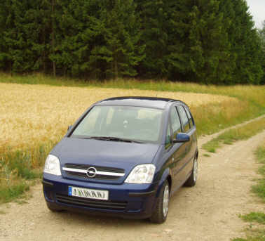 Front und Fahrerseite des Opel Meriva. 