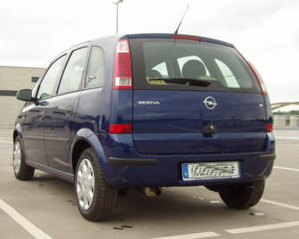 Heck und Fahrerseite des Opel Meriva. 