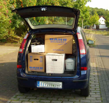 Opel Meriva vollgepackt mit Umzugskartons. 