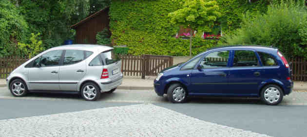 Seitenansicht von Mercedes A-Klasse und Opel Meriva. 