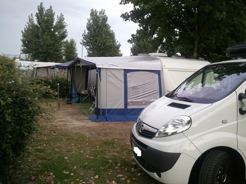 Opel auf dem Campingplatz. 