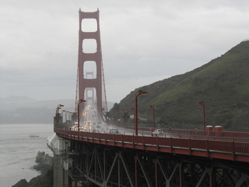 Die Golden-Gate-Bridge im Regen. 