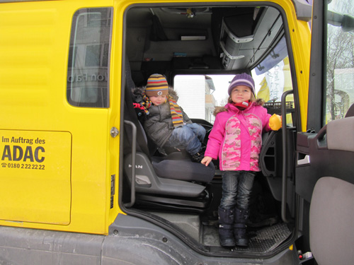 Für die Kinder ist es natürlich ein tolles Erlebnis, im Abschlepp-Lastwagen mitfahren zu dürfen. 