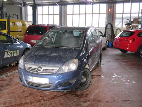 Aus eigener Kraft hat es der Zafira nicht mehr in die Werkstatt des Opel-Händlers geschafft. 