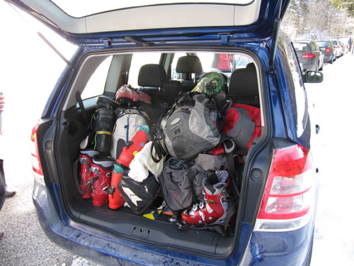 Ausrüstung für vier Skitourengänger im Kofferraum. 