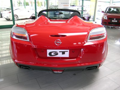 Die Rückansicht des Opels GT. 