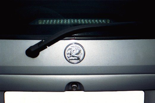 Vauxhall-Emblem am Heck 