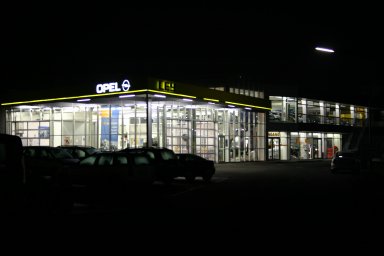 Hell erleuchtetes Gebäude des Opel-Vertragshändlers Ley in Bergneustadt. 