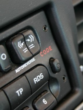 Teilaufnahme des Radio CCR-500 im Einbauschacht des Opel Zafira. 