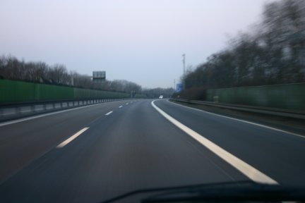 Leere Autobahn A4 Richtung Köln zwischen der Anschlußstelle Refrath und dem Autobahnkreuz Merheim am Rosenmontag um viertel vor acht morgens. 