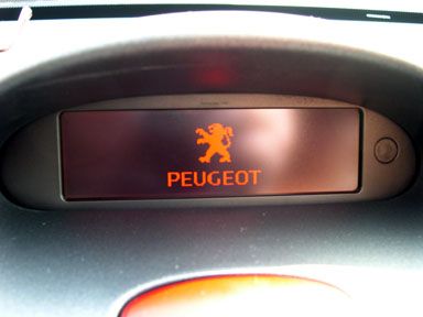 Peugeot-Löwe im Display des Navigationsradios RT3. 