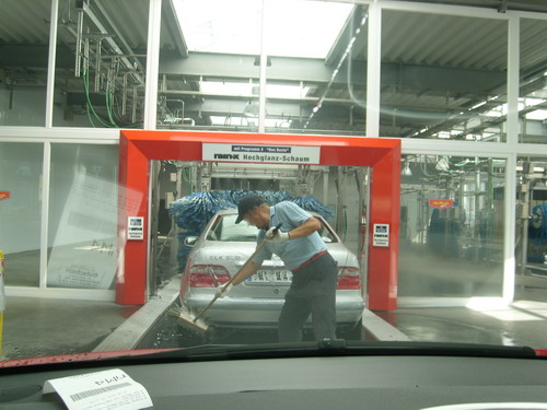 Ein Mitarbeiter beim Einschäumen des Wagens. 