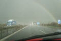 Das Bild zeigt die Autobahn bei strömendem Regen. 
