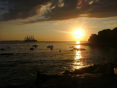 Das Bild zeigt den Blick auf das Meer bei Sonnenuntergang. 