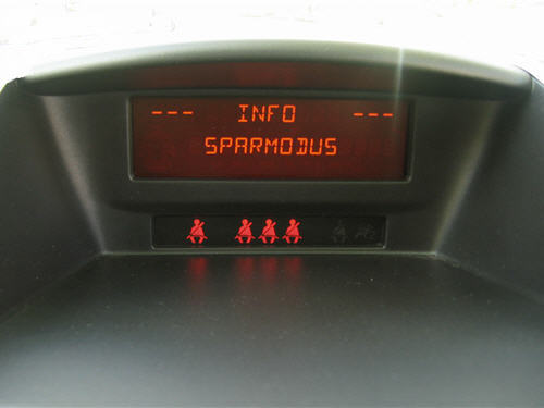 Blick auf das Display des Peugeot im Sparmodus. 