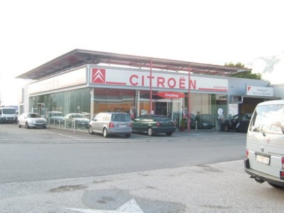 Ansicht auf die  Citroën-Werkstatt. 