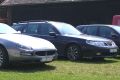 Seitenansicht auf den Maserati 4200 GT und den Saab 9-5 Kombi. 
