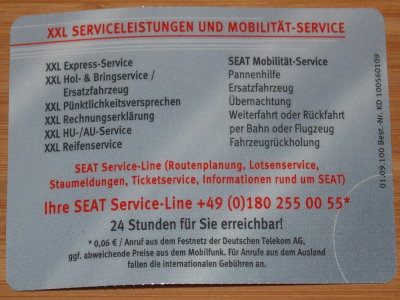 Die Rückseite der Servicecard mit Angaben der Telefonnummer zur Seat Service-Line, zum Seat XXL Service und zu den Leistungen der Mobilitätsgarantie. 