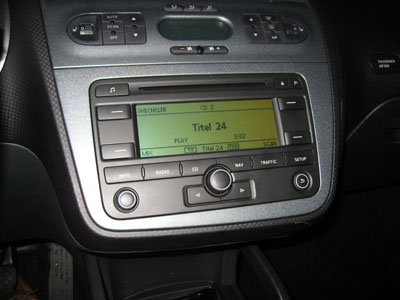 Display von Radio/Navi im MP3-Betrieb ("CD" bedeutet den Start der Wiedergabe vom 1 GB No-Name MP3-Stick). 