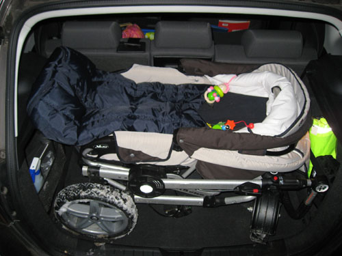 Kinderwagen im Kofferraum des Altea. 