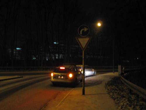 Rechtsabbieger mit Verkehrsinsel und Vorfahrt-Achten-Schild. 