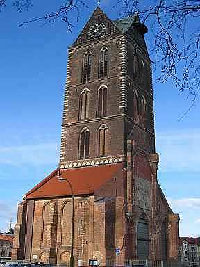 Von St. Marien steht nach 1945 nur noch der 80 m hohe Turm als Wahrzeichen. 