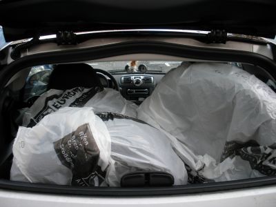 Drei Sommerreifen passen in den Kofferraum. Der vierte liegt auf dem Beifahrersitz. 