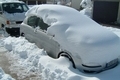 Der Corolla versinkt im Schnee. 
