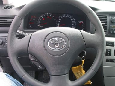 Lenkrad und Cockpit des Corolla. 