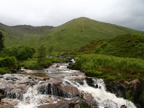 Wunderschönes Schottland: wilde Bäche und Flüsse in traumhafter Landschaft. 