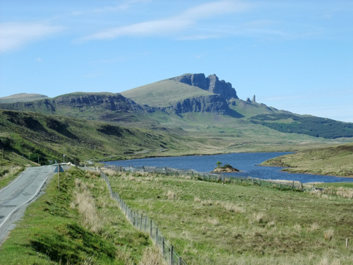 Auf der Isle of Skye steht der berühmte Felsen Old man of Storr, hier ganz untypisch mal im Sonnenschein. 