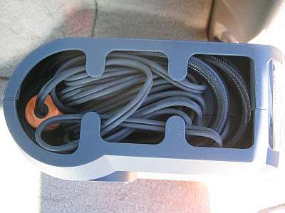 Aufbewahrungsfach für Kabel und Druckluftschlauch. 
