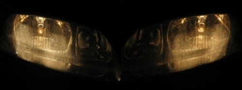 Fotografischer Vergleich der Leuchtstärke der beiden Glühlampen. 