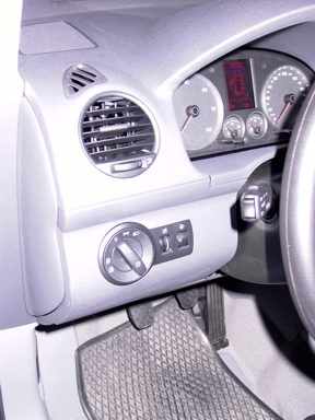 VW-typischer Lichtschalter. Links oben ist einer der Lautsprecher zu erkennen. 