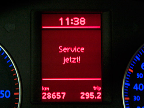 Der Bordcomputer zeigt "Service jetzt!" an. 