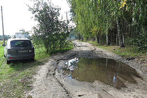 Aktuelle Straße in einem ukrainischen Dorf nördlich von Kiew. 