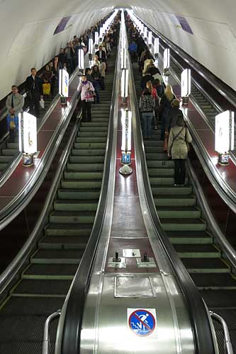 Eine Metro-Rolltreppe mittlerer Länge. 