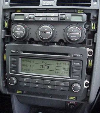 Blick auf das Radio RCD 300 nachdem die Blende entfernt wurde. 