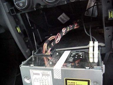 Rückseite des Radios mit den Anschlüssen der Kabel. 