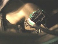 Weißes Kabel am Stecker des automatisch abblendenden Spiegel. 